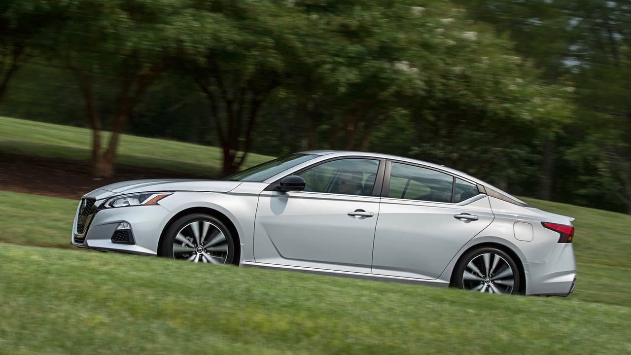 <h3 class="cms-H3-H3">2. Nissan Altima</h3>
<br>
<b>Rediseñado totalmente para 2019</b>, el nuevo Nissan Altima es el tercero del triunvirato de sedanes medianos Japoneses precedido del Toyota Camry en el primer lugar y el Honda Accord en el segundo. Sin embargo para los millennials el Altima llega de segundo. Su precio base de 23,900 dólares en 2018 se mantuvo para 2019 a pesar del cambio de modelo.