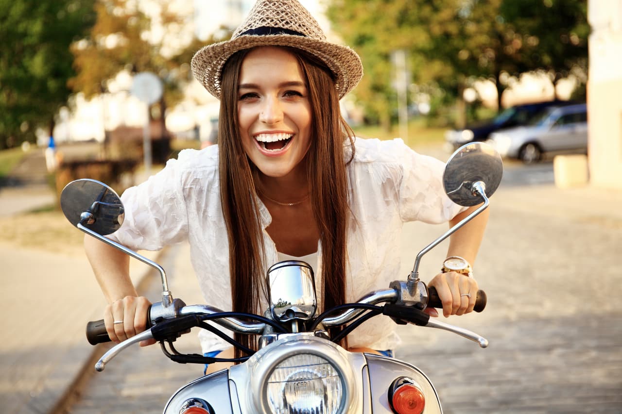 Tu cuerpo se renueva a medida que tu mente se refresca y ocupa en actividades creativas. Dedica más tiempo a tu distracción. Tu salud mental y física están muy unidas. Cualquier cambio de ambiente en estos momentos será muy positivo.