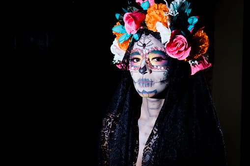 <b>Día de los Muertos </b> 
<br>El Festival y Desfile Viva la Vida se llevará a cabo desde desde el mediodía hasta las 6 p.m. el 6 de octubre. Una gran procesión inicia las festividades en East Sixth Street entre IH-35 y Red River Street y viajará hacia el oeste hacia la ubicación del festival en East Fourth Street y Congress Avenue.