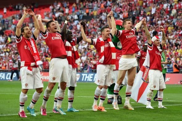 Varios medios filtraron la idea de que el Arsenal de Inglaterra quería hacerse de los servicios del mexicano. El club inglés terminó por negar esto con el tiempo.