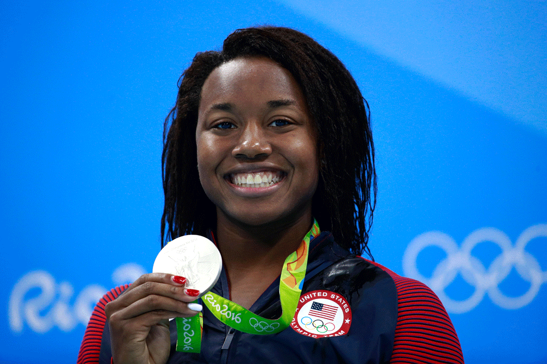 <b>Simone Manuel: </b>Otra de las atletas de Estados Unidos que hizo historia en Juegos Olímpicos. Con sus dos preseas, Manuel se convirtió en
<a href="http://www.univision.com/deportes/juegos-olimpicos-rio-2016/simone-manuel-la-primera-nadadora-afroestadounidense-en-ganar-una-medalla-individual-en-jjoo">la primera nadadora afroamericana en subirse al podio</a> representando a Estados Unidos.