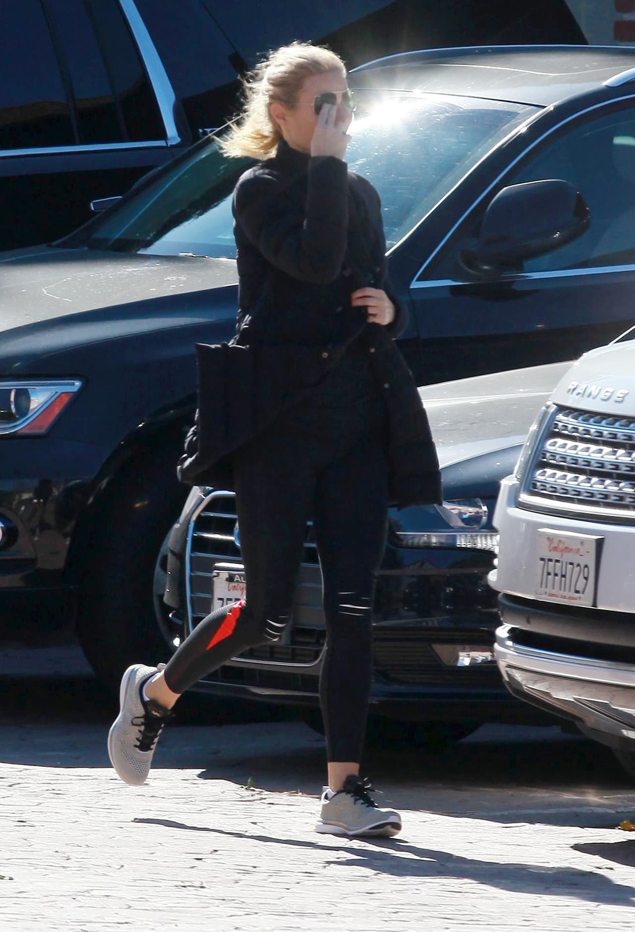 Y más adelante siguió su camino hacia su coche.