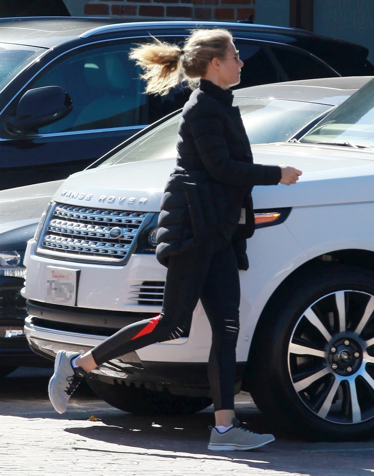 La famosa le dio algunos billetes a una persona que le pidió dinero en la calle.