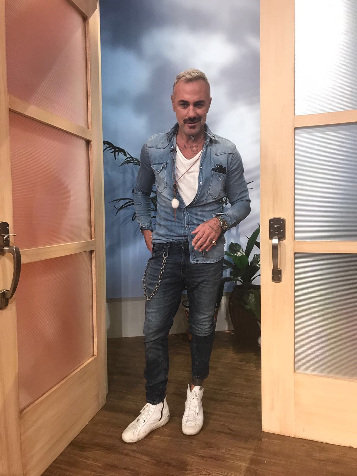 La barba blanca quedó en el pasado, Gianluca llegó luciendo su bigote oscuro.