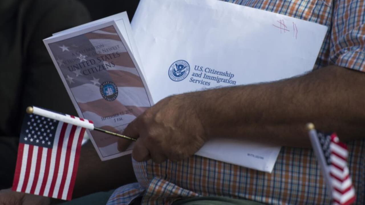 Jueza federal anula decisión de Trump que revocó estatus legal a miles de inmigrantes con CBP One