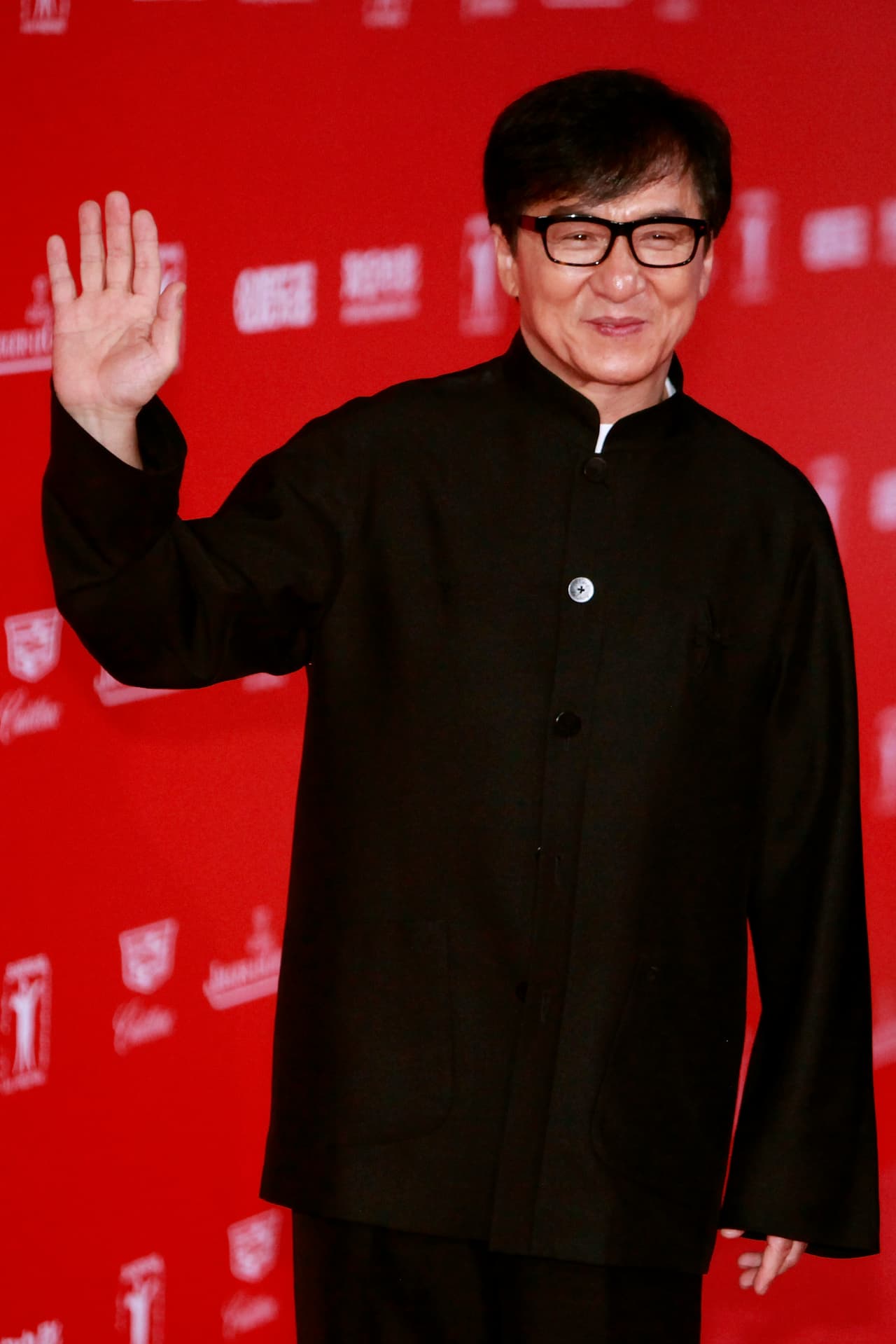 En el rodaje de 'Armour of God' el actor tenía que saltar desde una pared y aterrizar en un árbol, pero no contaba con que la rama del árbol se quebraría, lo cual lo hizo caer cinco metros hasta el piso golpeándose la cabeza con una piedra, la cual casi lo mata.