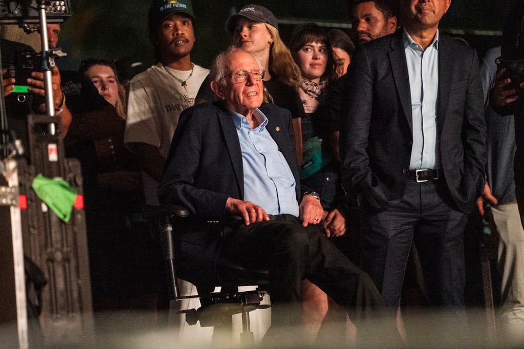 En la noche, como parte del acto de apertura de la cantante Clairo, Bernie Sanders saludó a las miles de personas congregadas durante la segunda jornada del 
<b>primer fin de semana</b> del Festival Coachella. Tras recorrer más de 100 millas, el congresista llamó a los jóvenes a "luchar por justicia. Luchar por justicia económica, justicia social y justicia racial".