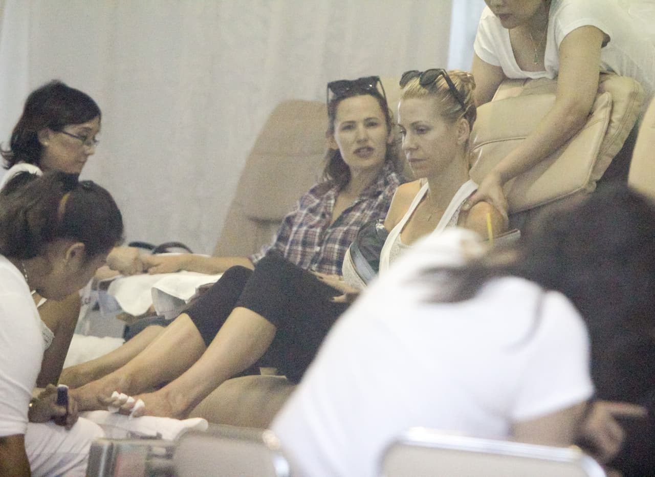 Y Jennifer con sus uñas bien arregladitas.