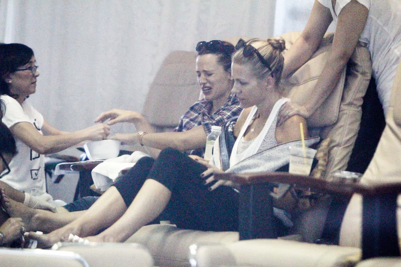 La encargada de arreglar sus uñas puso cara de preocupación.