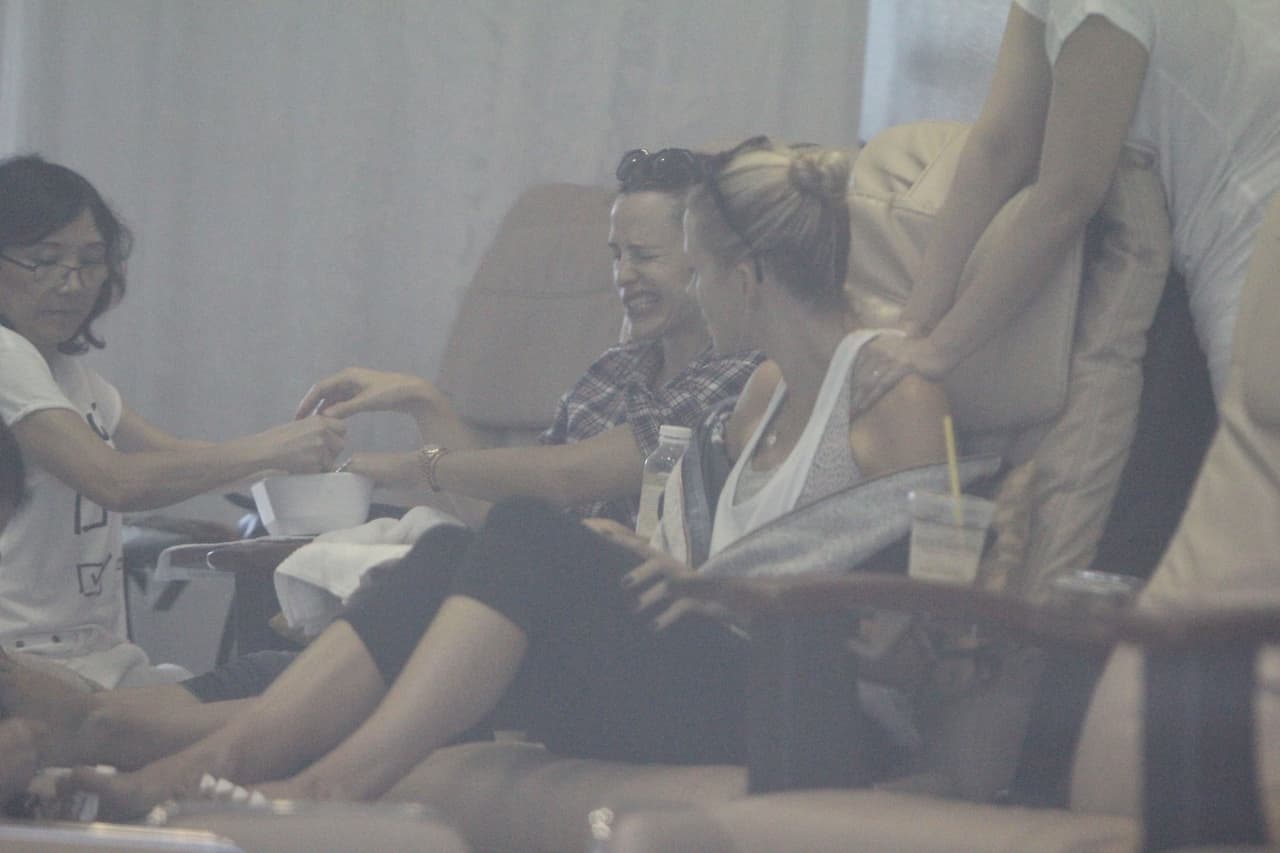 Pobre Jen, hasta su amiga volteó para ver qué le pasaba.