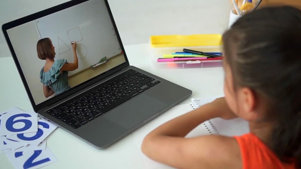 Organización pide clases virtuales para niños hispanos en riesgo por operativos de ICE