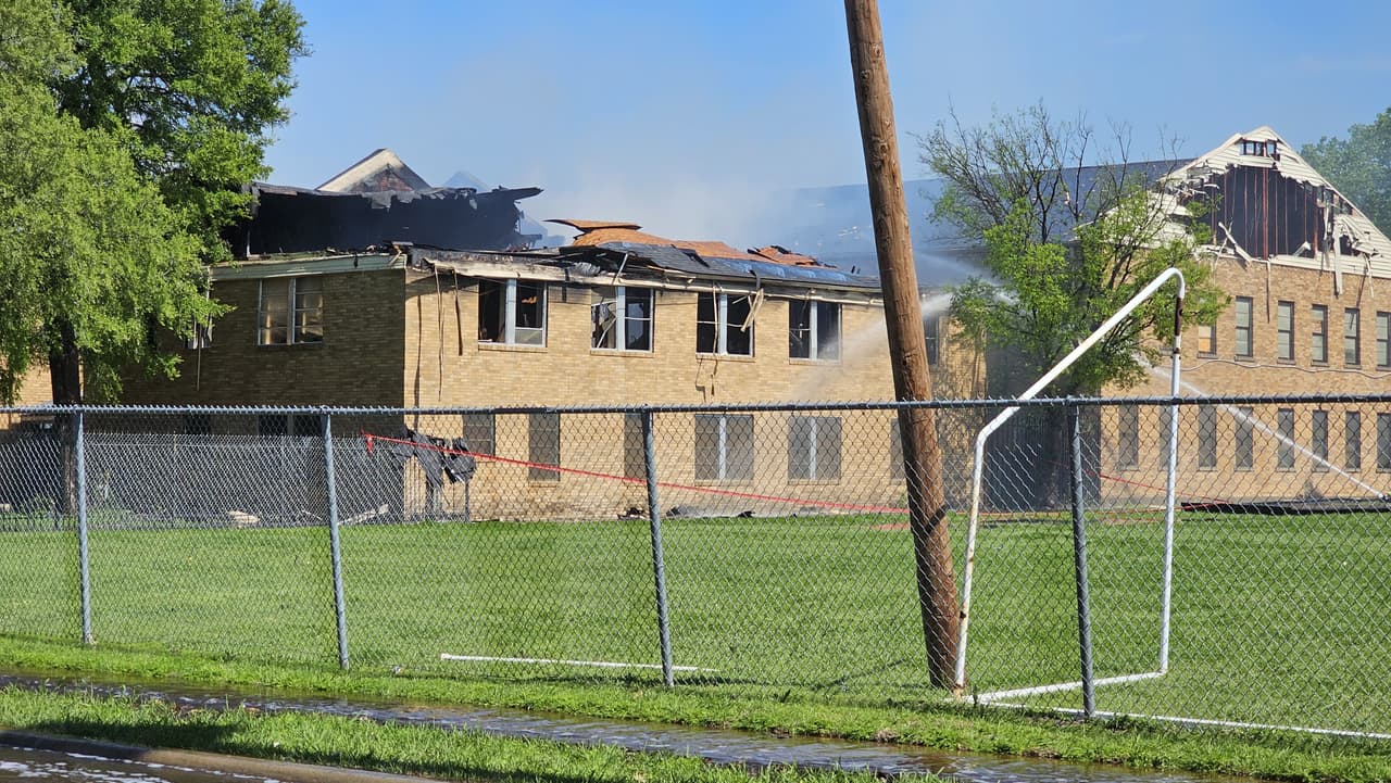 Los bomberos llegaron al sitio y la iglesia, de dos pisos, estaba vacía. Mientras salían cortinas de humo muy pesadas de arriba del edificio.