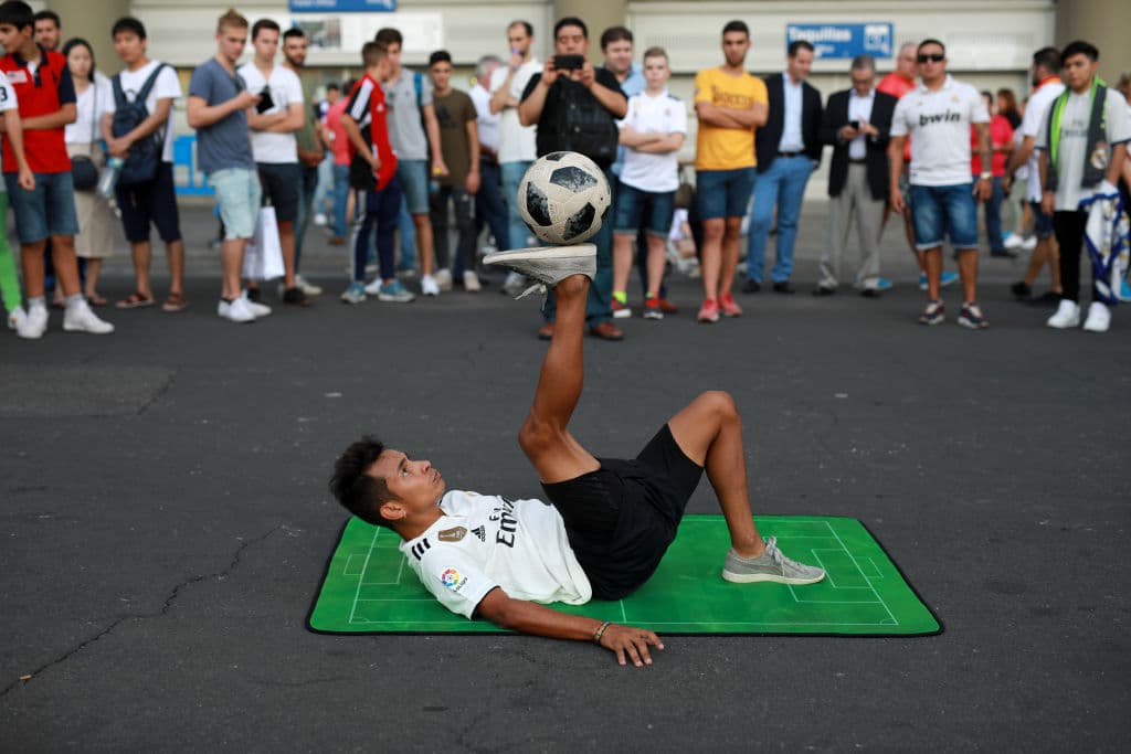 Las calles de la capital española le dieron la bienvenida a la fiesta de la Champions League en medio del partido de Real Madrid contra Roma en el G del torneo.