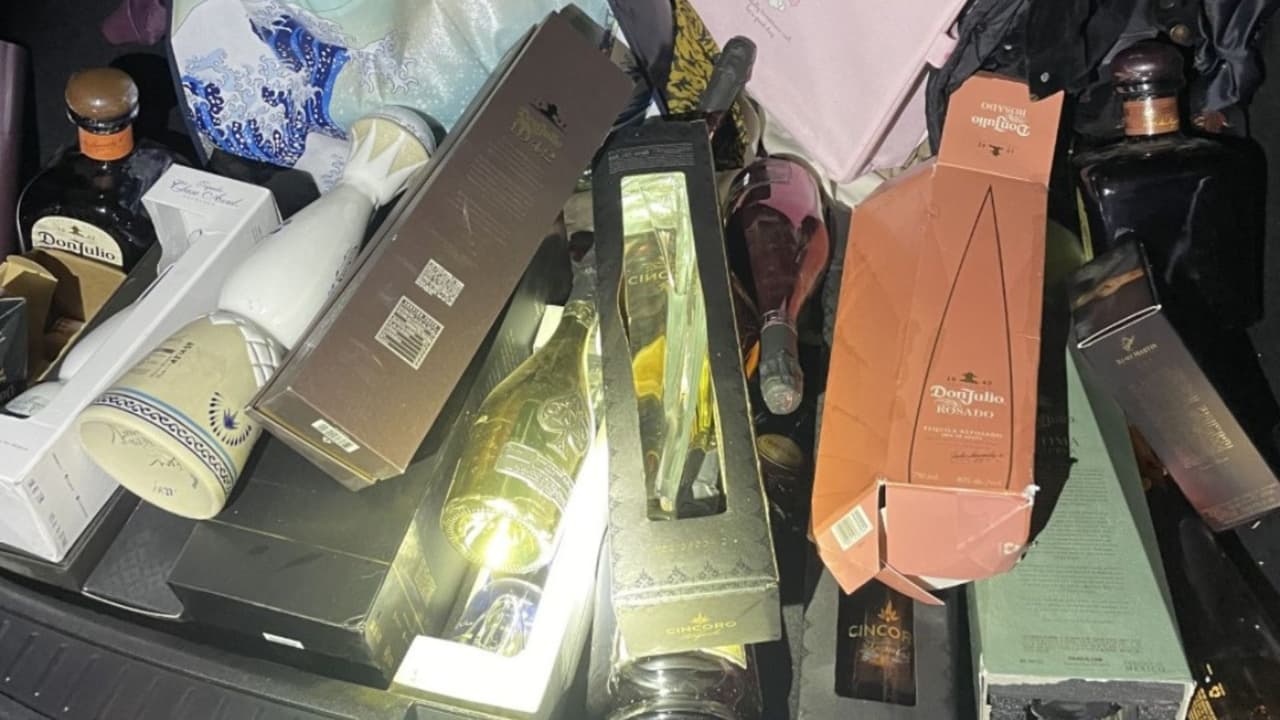 Estos son los licores que se robaron los sospechosos del negocio en Vallejo,.