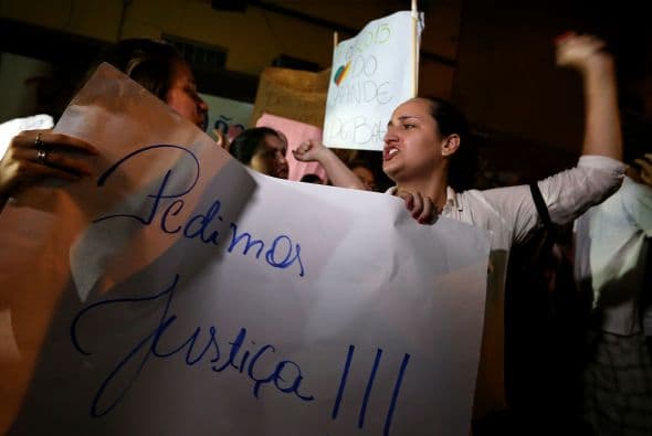 La concentración partió luego en dirección a una calle cercana donde estaba la discoteca escenario de la catástrofe.