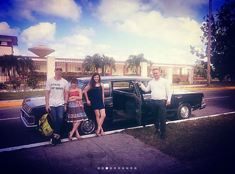 La familia Rubín Legarreta quedó asombrada por la cantidad de coches antiguos que recorren sus calles.