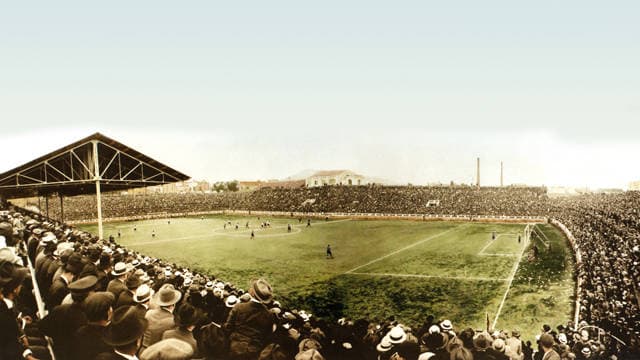 <b>Campo de Les Corts:</b> Inmueble inaugurado en mayo de 1922 y también distinguido como 'La Catedral del fútbol'. Podía albergar 30 mil aficionados y posteriormente se realizó una ampliación para el doble de espectadores; sin embargo, la gran demanda de aficionados los orilló a buscar otro estadio.