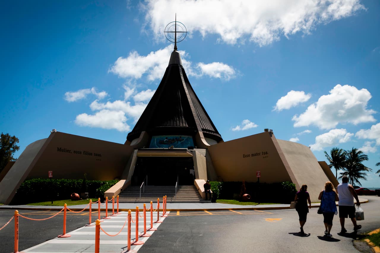 A las 3:00 pm del 8 de septiembre se realizará la procesión con la imagen de la Virgen desde la Ermita hasta la Iglesia St. Miguel Arcángel de Miami. La actividad será con una caravana de vehículos. 
<br>