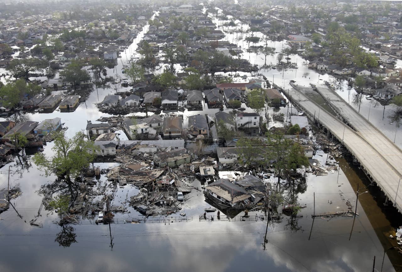 El huracán más mortal de este siglo en EEUU fue el Katrina que entre el 23 y el 30 agosto de 2005 dejó 1,836 muertos en el país, la mayoría de ellos (1,577) en el estado de Luisiana, además de 238 en Misisipi, 14 en Florida, y 2 en Georgia y Alabama, respectivamente. En la imagen, zonas de Ninth Ward en Nueva Orleans inundadas tras el paso del huracán.