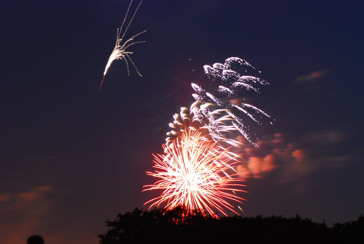 <b>SANFORD: </b>Los fuegos artificiales podrán ser apreciados al lado del Sanford Health and Rehab, cuya dirección es 2702 Farrell Road, Sanford. Las puertas abrirán a las 5 p.m. y los fuegos artificiales comenzarán al anochecer. Lleve repelente de insectos, sillas y mantas. No hay mucha sombra, así que recuerde su protector solar. Tendrán vendedores de comida, música y actividades para los pequeños de la casa.