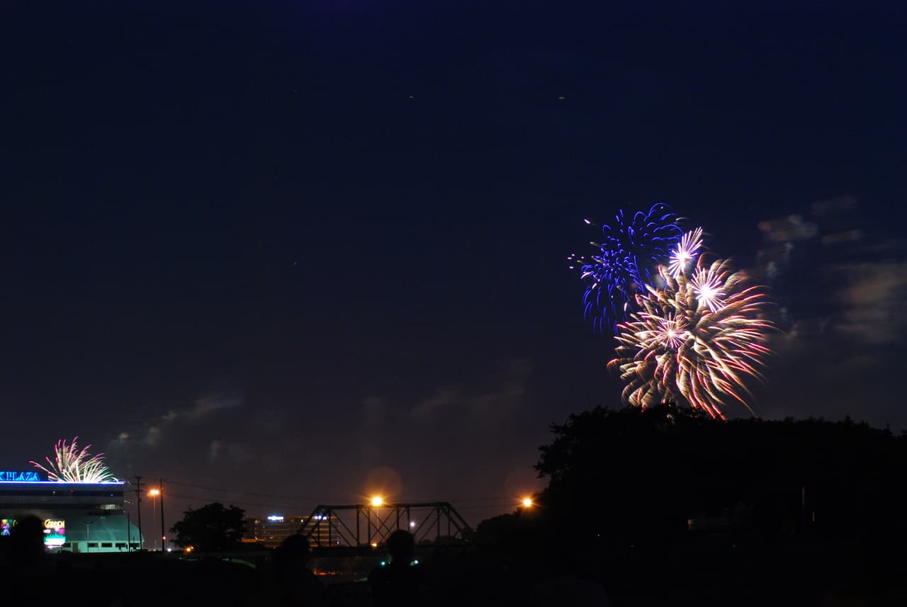 IRVING INDEPENDENCE DAY FIREWORKS SHOW Tendrá a la Orquesta Sinfónica de Irving tocando a la par de show de fuegos artificiales.
