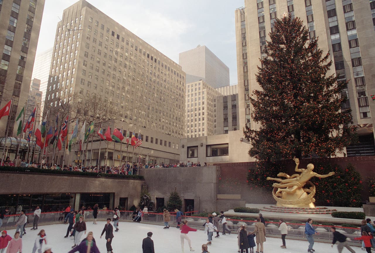 6) En diciembre del 2001 el árbol fue decorado de azul, rojo y blanco, después de los ataques terroristas del 11 de septiembre de ese año.