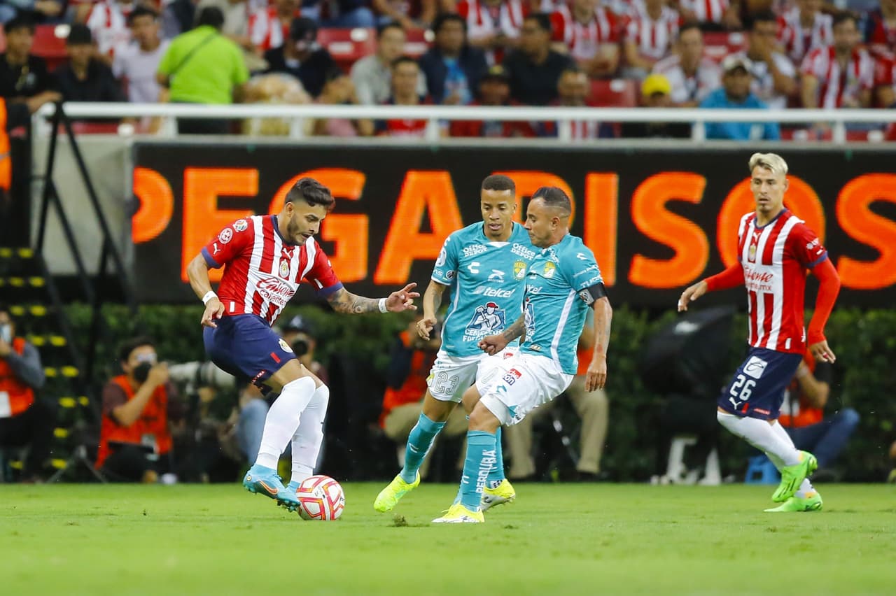 Chivas sigue sin ganar en el Apertura 2022 y ahora fue víctima de un arbitraje muy polémico y con el VAR que de poco ayudó a un partido que terminó con 10 hombres y ante un León que tampoco supo competir en los últimos minutos.