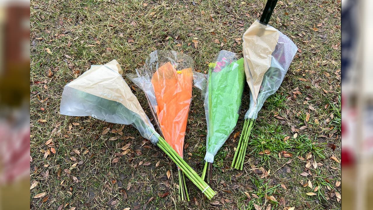 Amigos y vecinos del piloto de 67 años colocaron flores en su honor, además de muchas más banderas en el parque frente al edificio municipal de la ciudad.
