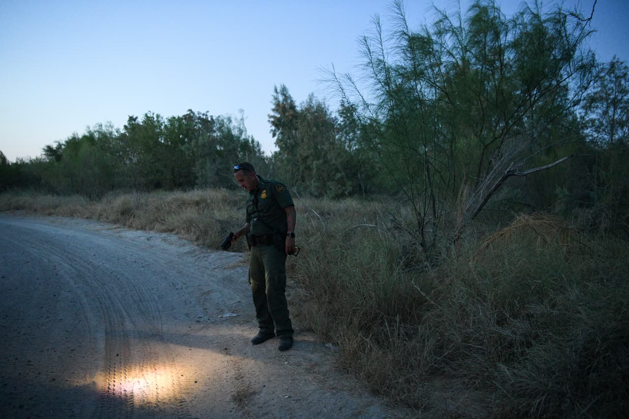 Un agente de la Patrulla Fronteriza inspecciona los sitios por los que suelen pasar los inmigrantes que cruzan la frontera sur de Estados Unidos. Miles de personas de 
<b><a href="https://www.univision.com/temas/honduras">Honduras</a></b>, 
<b><a>El Salvador</a></b> y 
<b><a href="https://www.univision.com/temas/guatemala">Guatemala</a></b>, pero también de 
<b><a href="https://www.univision.com/temas/cuba">Cuba</a></b>, 
<b><a href="https://www.univision.com/temas/haiti">Haití</a></b> y varios países africanos y asiáticos, han ingresado desde octubre a México en varias 
<b><a href="https://www.univision.com/local/north-carolina-wuvc/caravana-de-inmigrantes-no-ven-otra-opcion-que-salir-de-su-pais-video">caravanas</a></b> a través de esa región limítrofe.