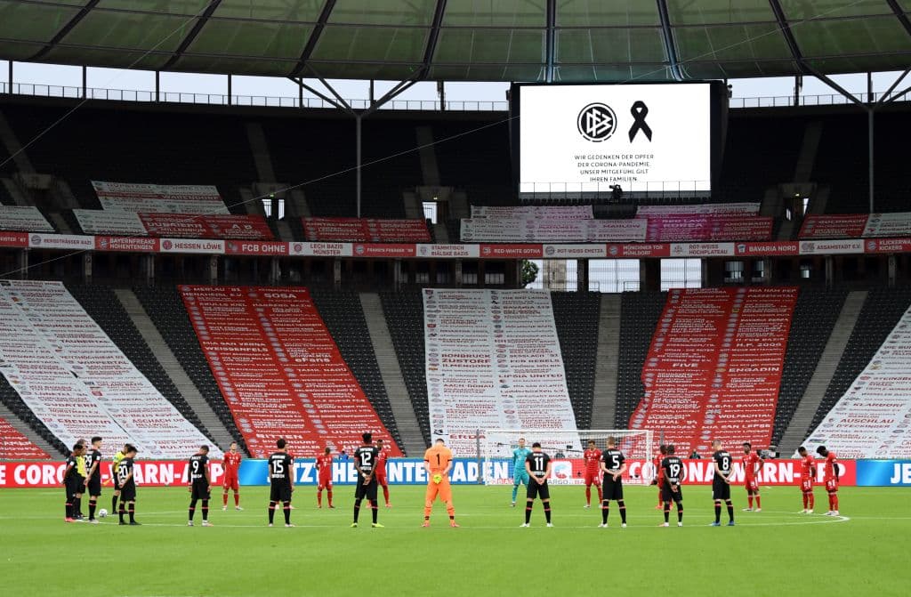 Hicieron un breve homenaje a las victimas que han perdido la batalla en contra del coronavirus.