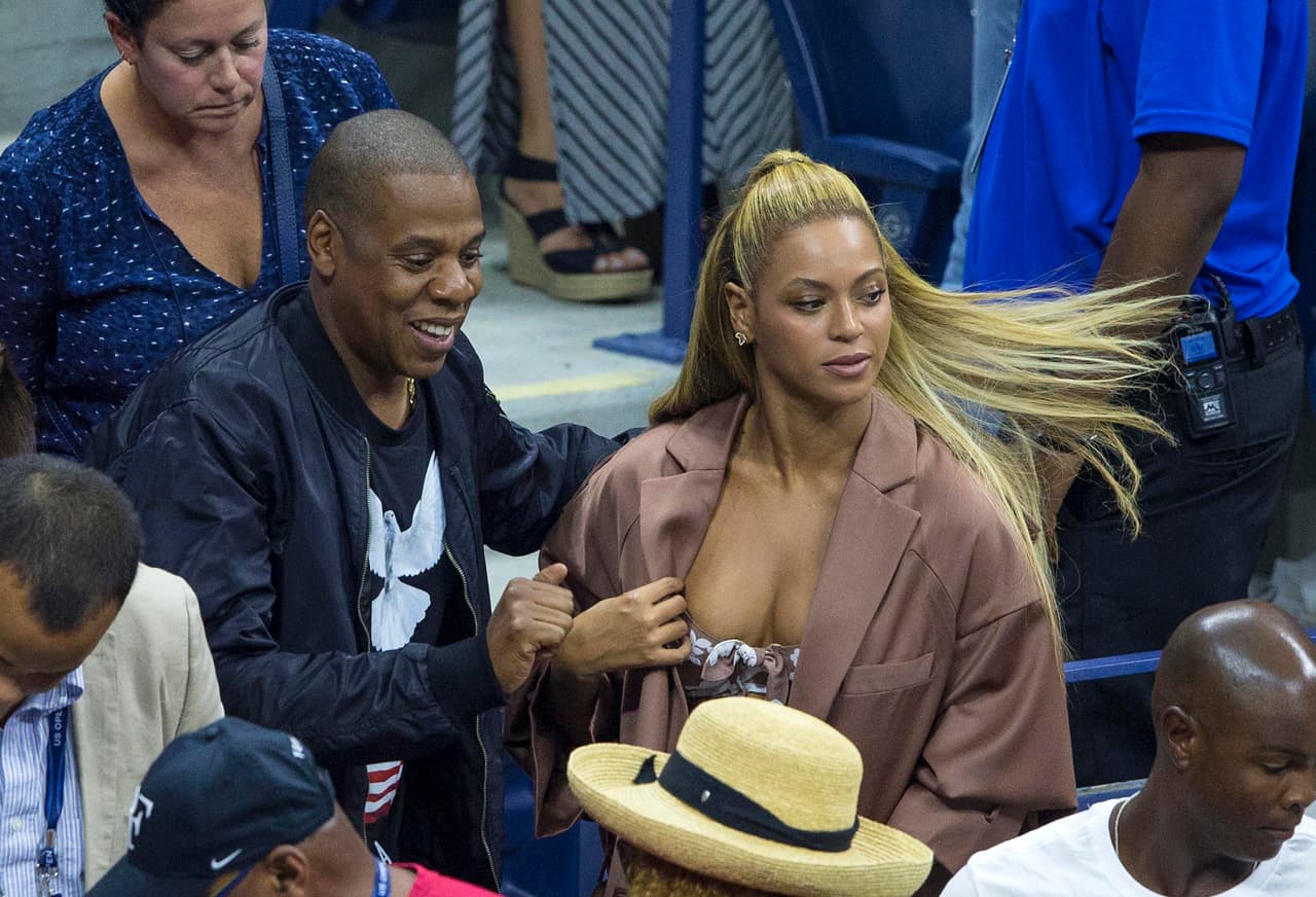 La cantante iba con un modelo muy escotadito.