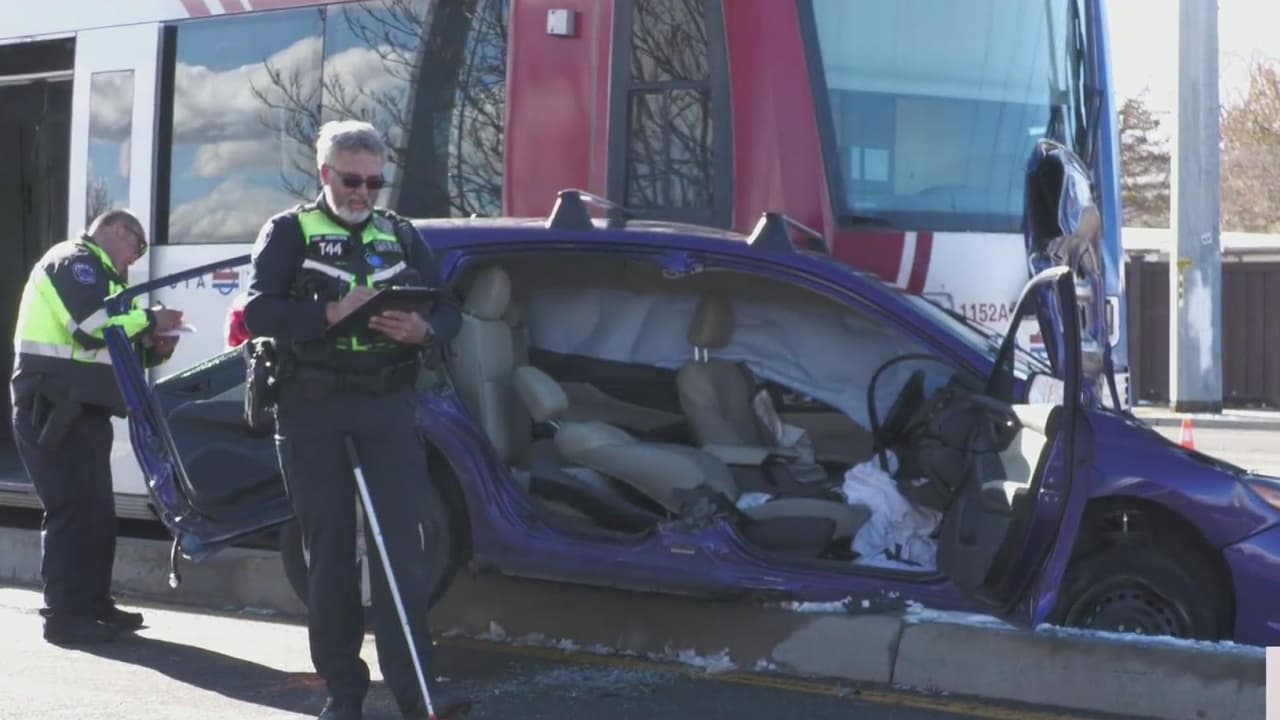 Tren TRAX golpea auto en West Valley; una persona y su perro resultan gravemente heridos     