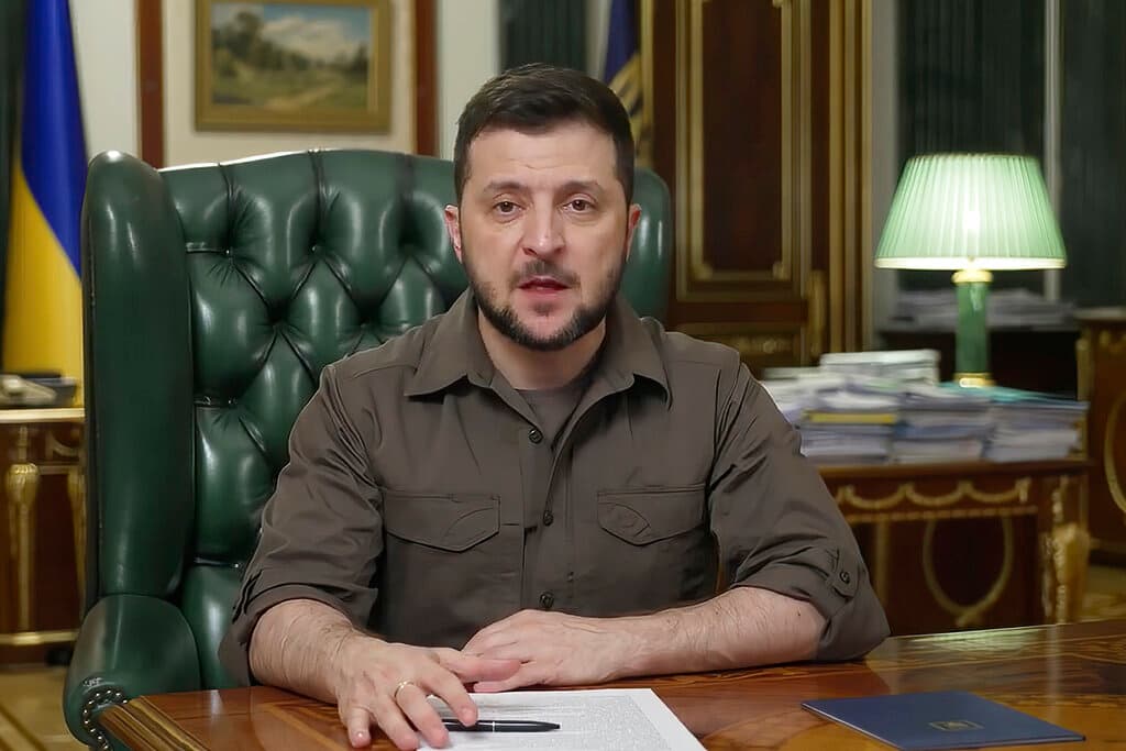 En esta imagen de un video proporcionado por la Oficina de Prensa Presidencial de Ucrania, el presidente ucraniano Volodymyr Zelensky habla desde Kiev, Ucrania, el martes 5 de abril de 2022.