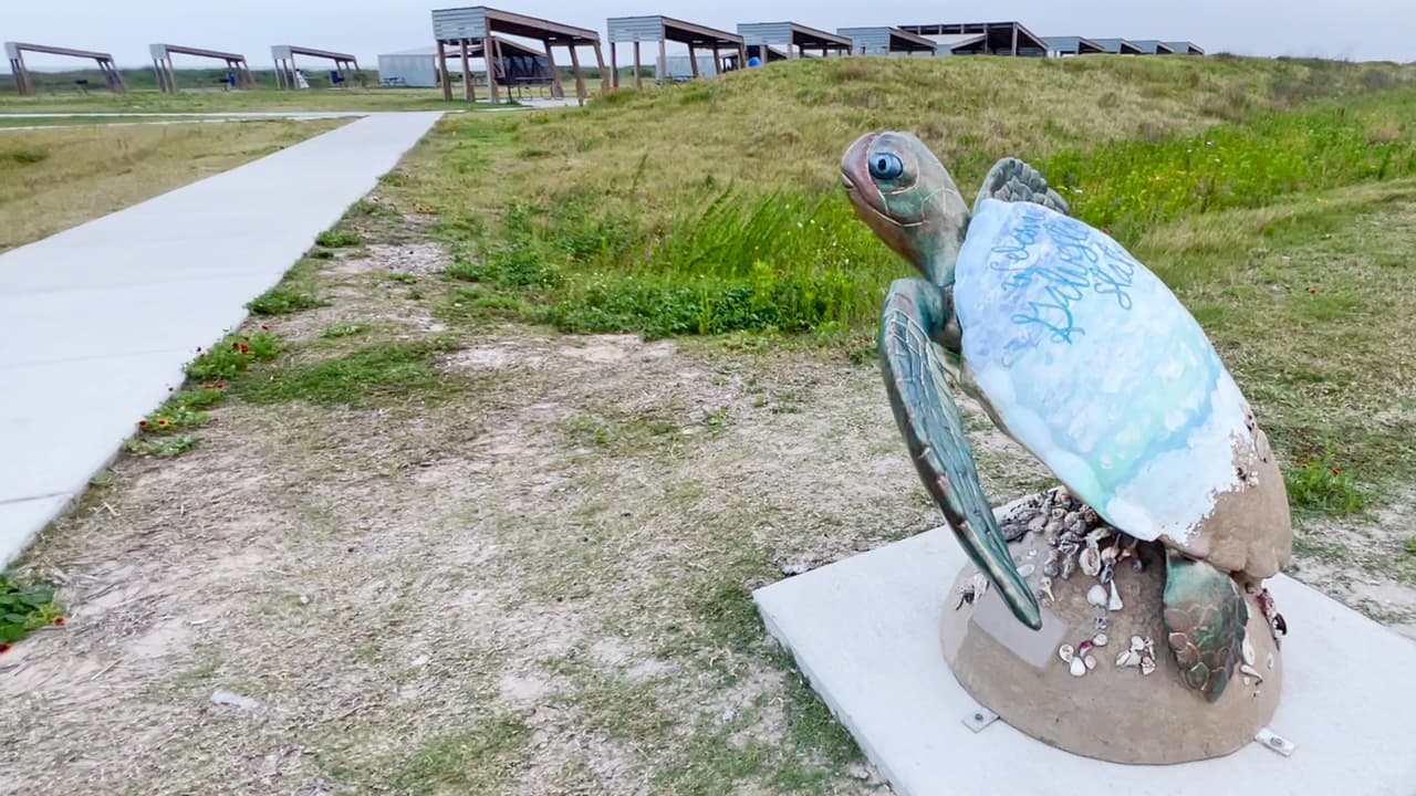 Este es un parque estatal cuyas instalaciones fueron remodeladas en el 2022. Cuenta con un pabellón con aire acondicionado donde hay inodoros, duchas y vestidores.