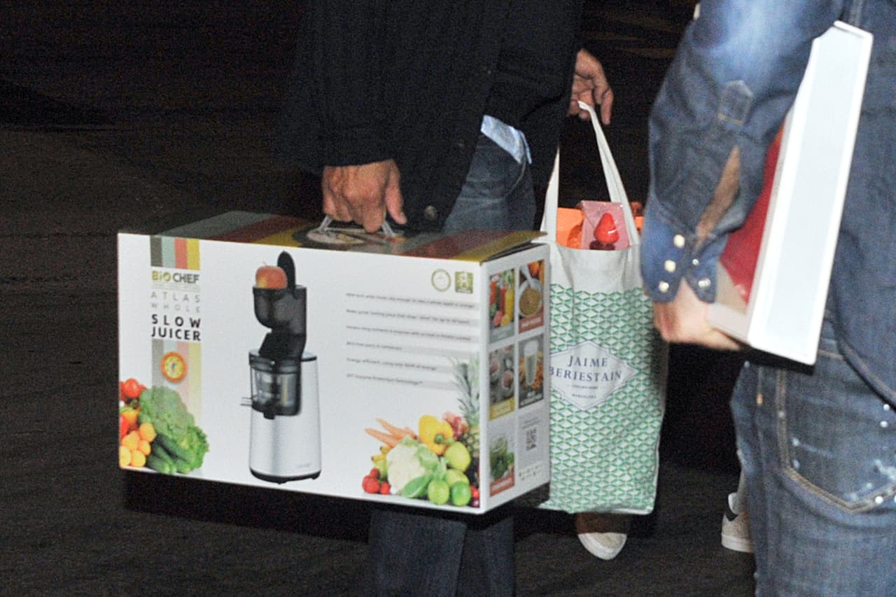 Y aquí los regalitos, ¡hasta una máquina para hacer jugos!