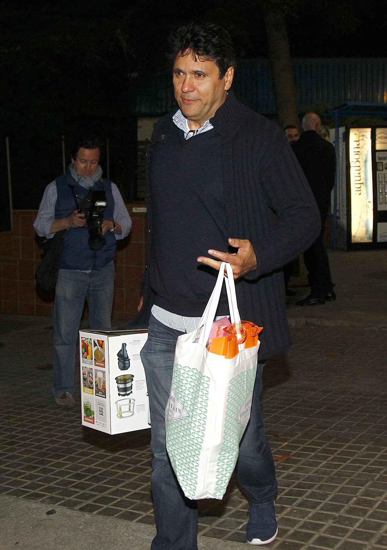 Su hermano Tonino fue el encargado de cargar los regalos de 'Shaki'