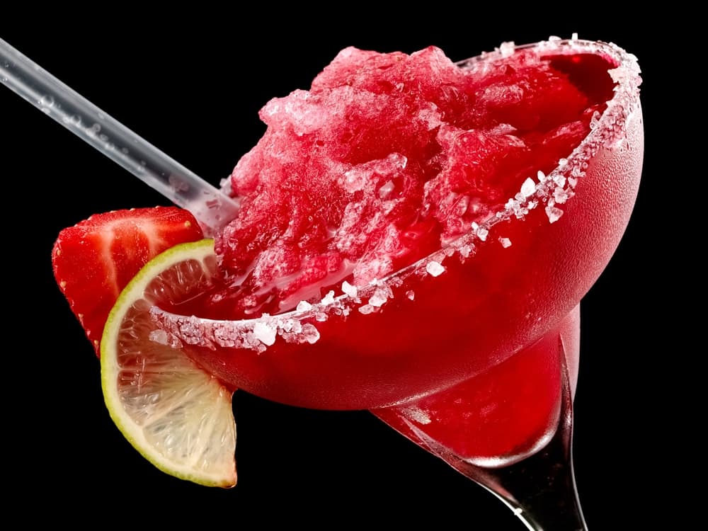 Granizado de sandía con frutos rojos. Nada más refrescante que un granizado de sandía frutos rojos que seguro vas a tomar más de una copa. Pon en la mesa los siguientes ingredientes y manos a la obra; 1/2 sandía, 150 g de frutos rojos variados puede ser grosellas, moras y arándanos, 50 ml de jarabe de grosellas o granadina, 1 cucharada de mermelada de arándanos negros, 3 hojas de gelatina, 80 g de azúcar moreno, 80 ml de vino de oporto y agua.