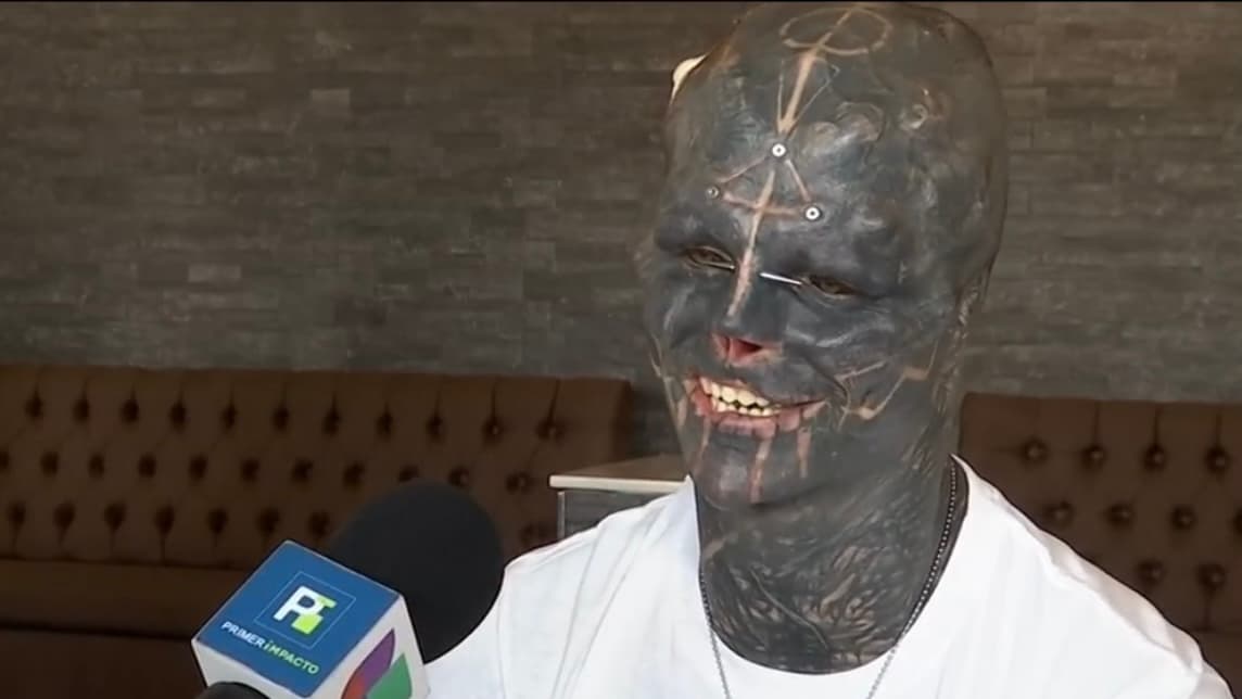 Hace 8 años, Loffredo cumplió el sueño de iniciar su transformación corporal cuando se cortó su lengua en dos. Sin embargo, la más difícil de todas las transformaciones ocurrió hace un par de semanas cuando se cortó dos dedos de la mano izquierda. 
<b>“Ha sido lo más difícil porque con las manos haces todo”</b>, explica Loffredo, quien es conocido en el ambiente internacional de las transformaciones corporales como Black Alien Project. 
<br>