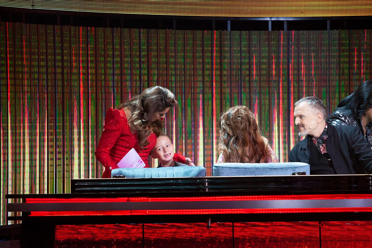 En cada corte comercial del show, Mateo corría a encontrarse con su madre. Aquí lo vemos un tanto tímido, recargándose en el regazo de su madre, al convivir con Miguel Bosé y Verónica Castro.