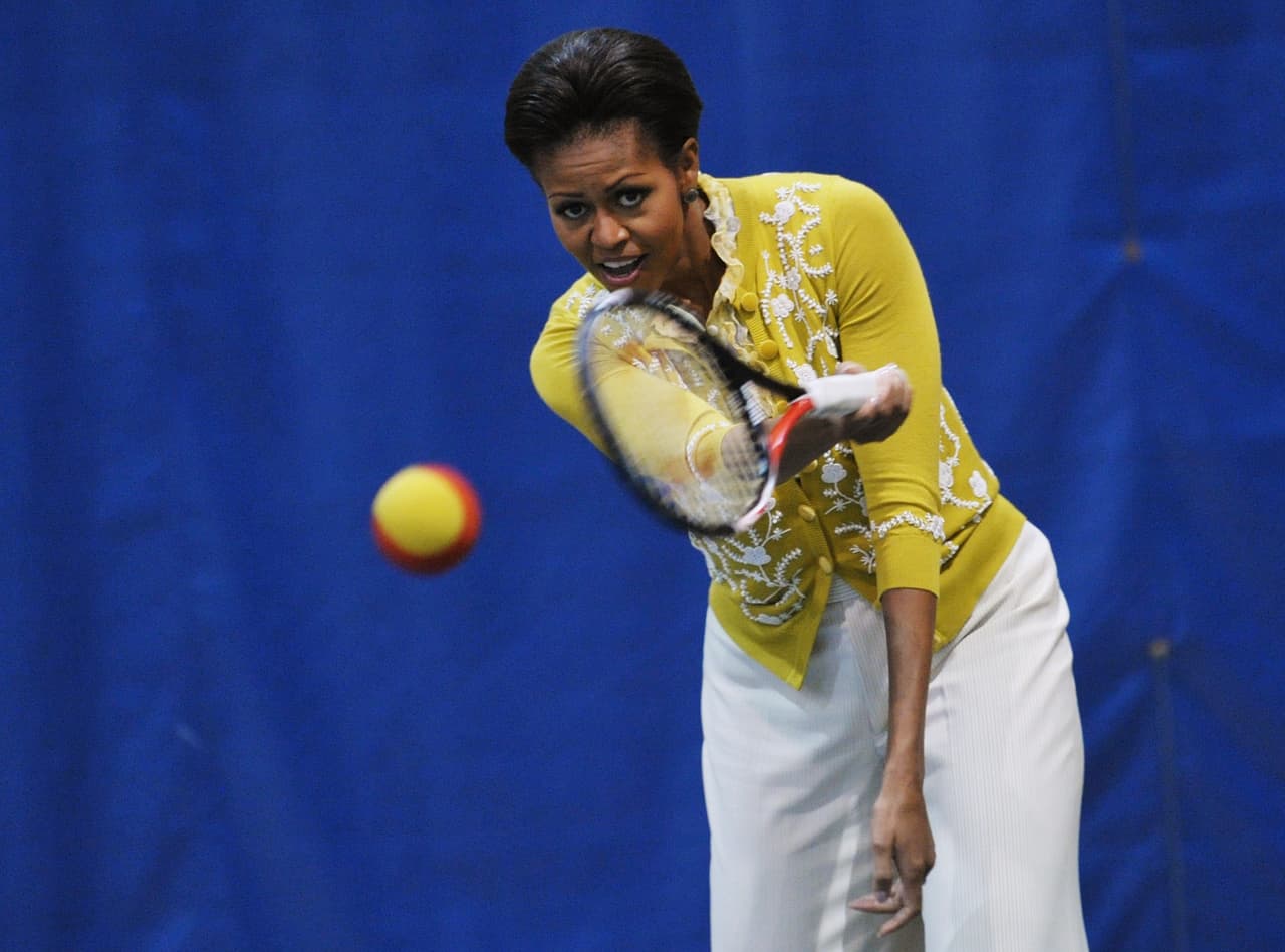 Ella viajó por varios colegios locales a lo largo de todo el país promoviendo su iniciativa. Sus tradicionales cárdigans fueron también compañeros ideales para estos momentos de ejercicio.