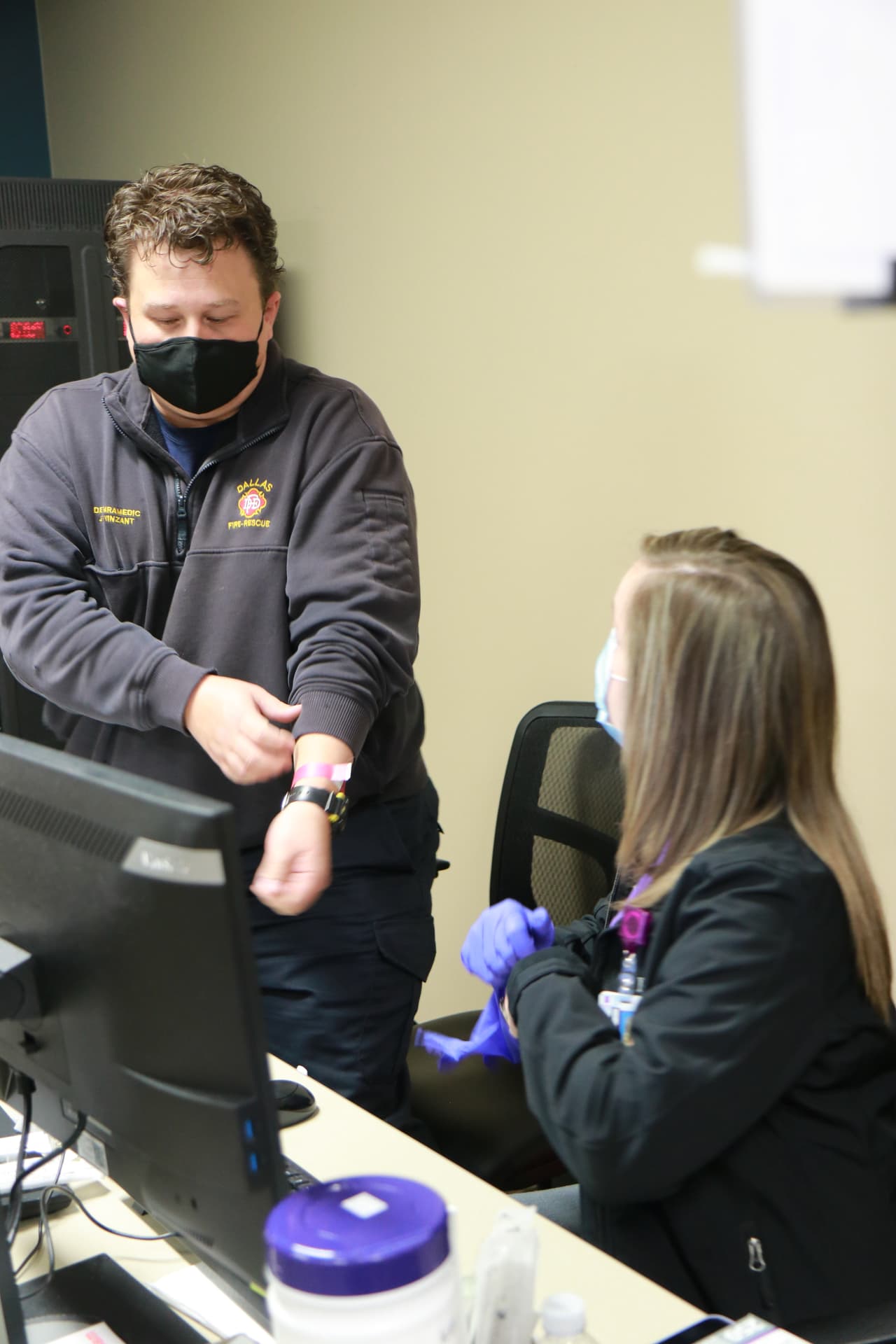 Autoridades de la ciudad aseguran que es vital que aquellos que arriesgan su vida día a día para mantener la ciudad segura puedan seguir haciendo su trabajo con mayor protección
<br>