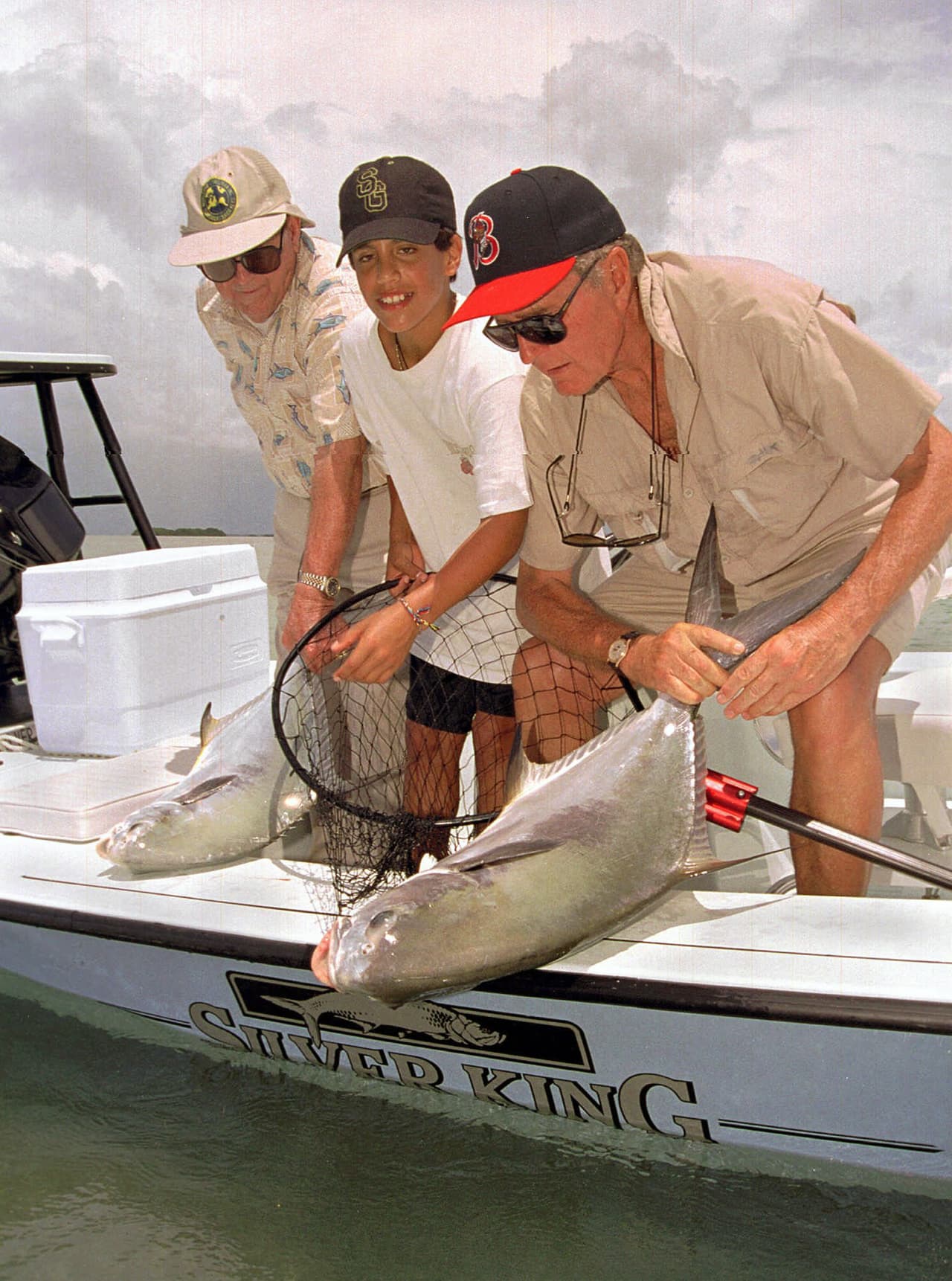 El expresidente George H.W. Bush, a la derecha, y su nieto Jeb Bush, Jr., en el centro, el 22 de agosto de 1995 en Islamorada. A la izquierda está George Hommell, un amigo de Bush de Florida.