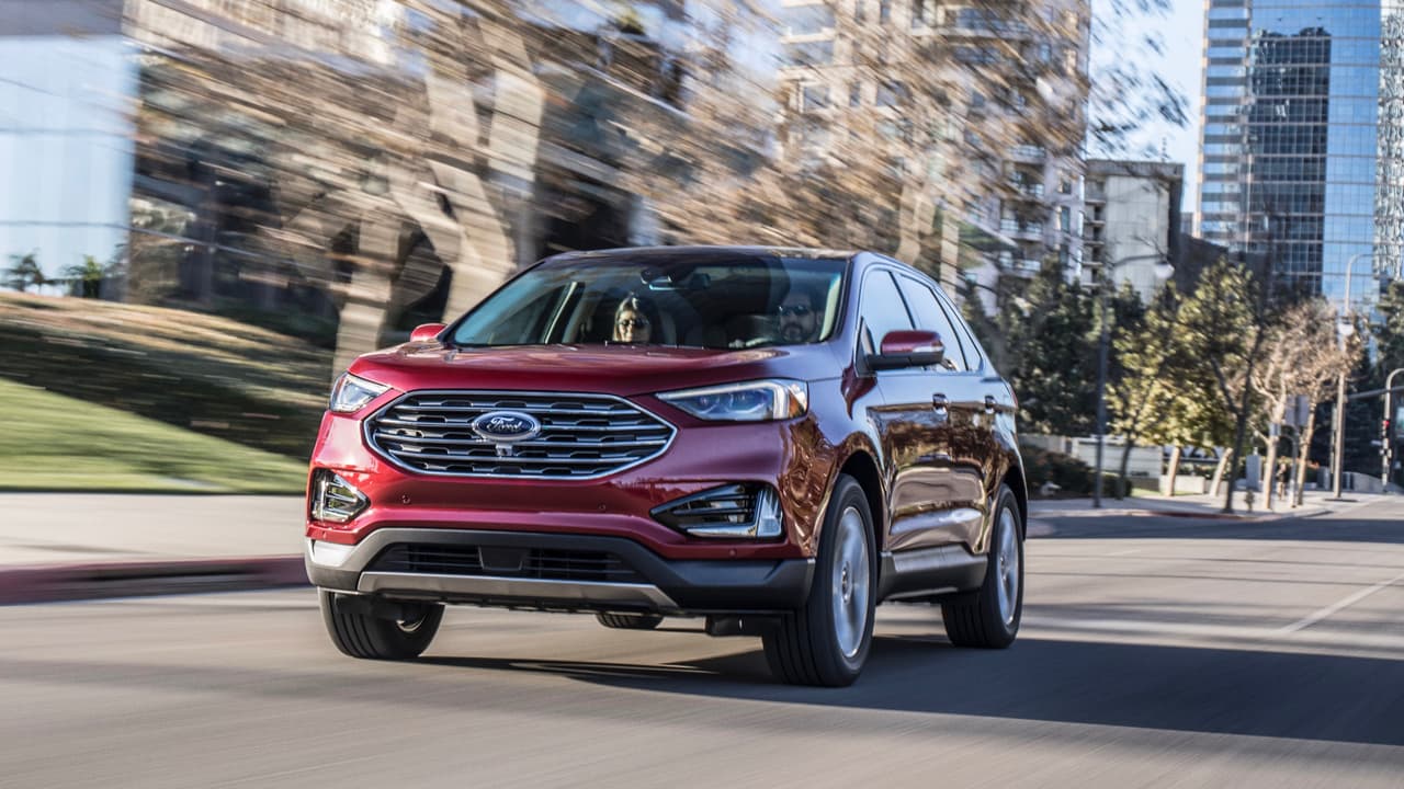 Para 2019 Ford Edge Ford simplifica la oferta de motores de la Ford Edge ofreciendo un único 
<b>motor EcoBoost 4 cilindros turboalimentado de 2.0 litros de desplazamiento</b> que desarrolla 250 caballos de fuerza y 275 lbs.-pie de torque y que cuenta con tecnología de encendido y apagado automático para mayor economía de consumo, todo administrado por una 
<b>transmisión automática de 8 velocidades</b>. Como siempre, Ford ofrece un sistema de tracción integral para la Edge.
<br>
<br>En el campo de los sistemas de asistencia al conductor Ford ofrece tres novedades para la Edge:
<br>* Sistema de 
<b>frenado post-colisión</b> estándar, a fin de reducir al máximo la fuerza cinética después de un choque.
<br>* Sistema de 
<b>asistencia a maniobras evasivas</b> opcional, que ayuda en el esfuerzo de evitar golpear un objeto en la vía.
<br>* Sistema de 
<b>centrado de canal </b>opcional, como parte de el control de crucero adaptable.
<br>
