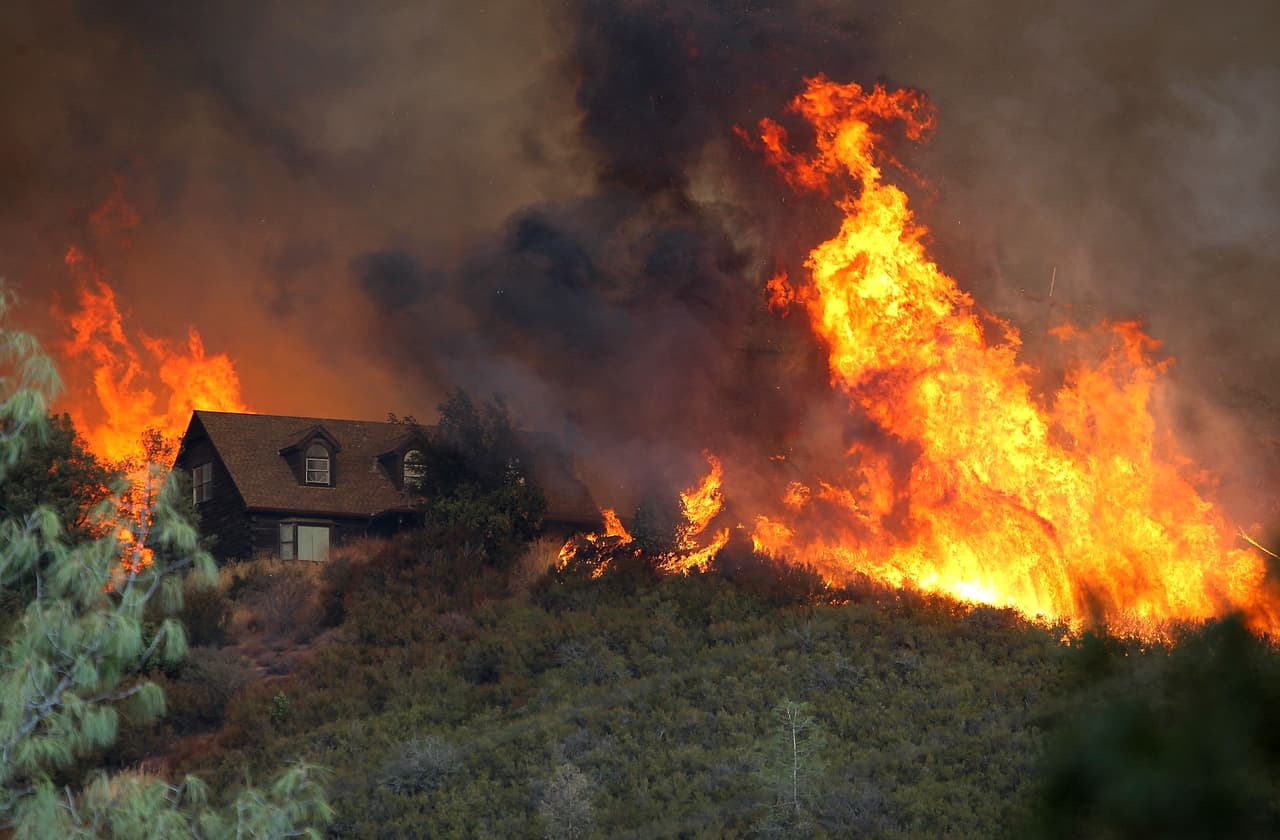 Llena la tina de agua, sella las puertas con paños húmedos: lo que debes hacer si quedas atrapado en casa durante un incendio