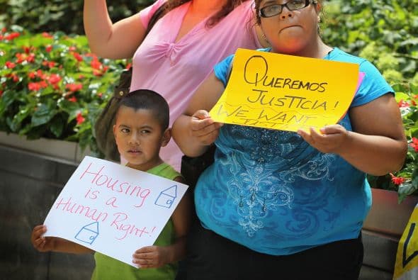 Miembros de Occupy Chicago salieron a las calles para protestar contra los recientes embargos. Miembros de la Campaña contra desahucios, y Comunidades Unidas Contra Embargos y Desahucios se unieron a la protesta que se llevó a cabo afuera de las instalaciones regionales de Fannie Mae.