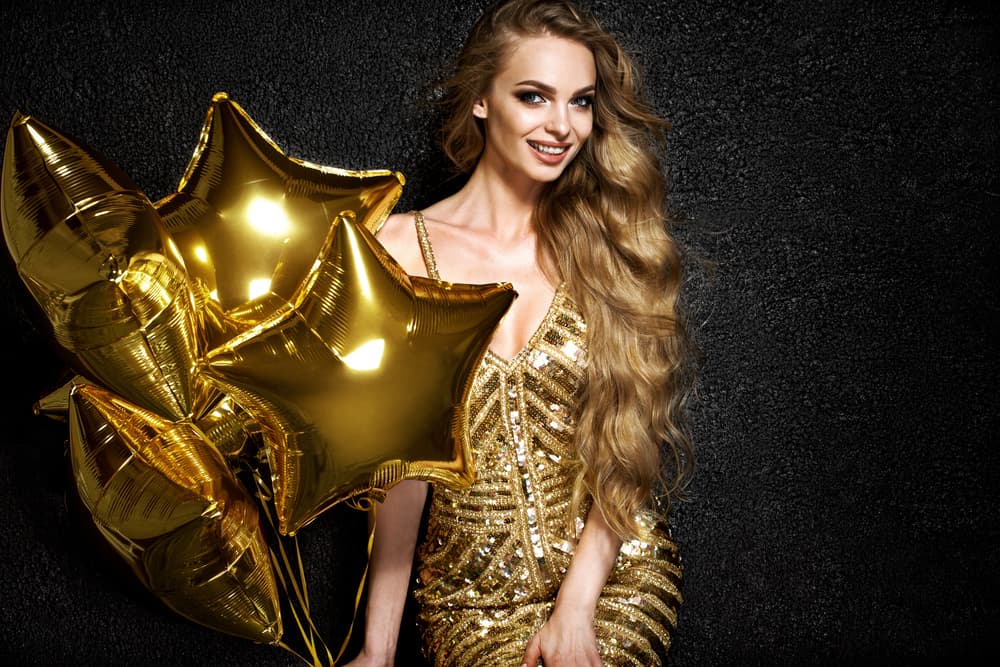 Así como el Sol es tu aliado, el color dorado también lo será. Simboliza grandeza, poder y verdad. Realzará lo mejor de tu personalidad, así que no temas vestir de dorado y usar detalles de oro en tu ropa, pertenencias y por toda tu casa.