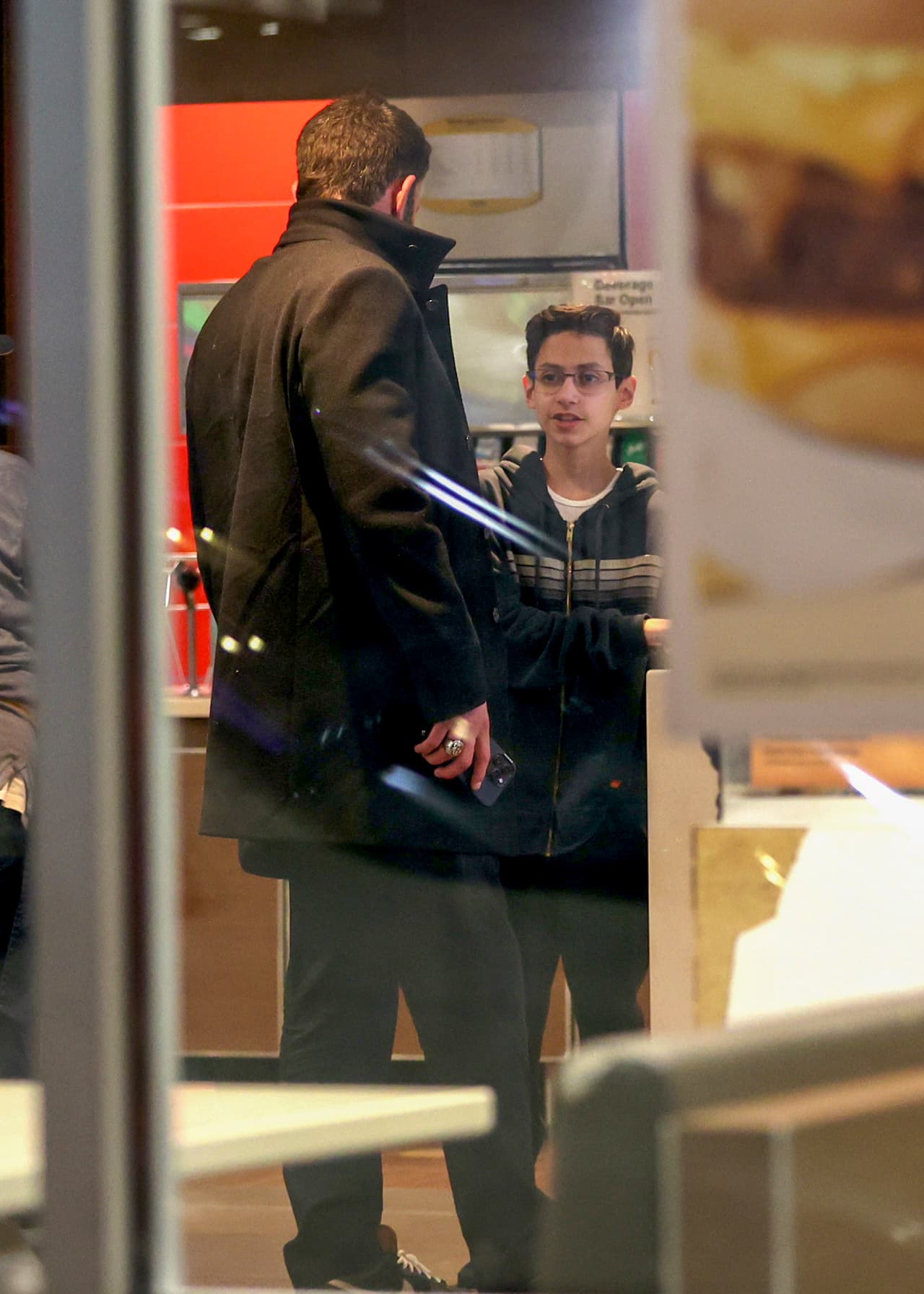 Max, uno de los mellizos que JLo tuvo con Marc Anthony, acompañó a Ben Affleck cuando este acudió a McDonald's por una hamburguesa.