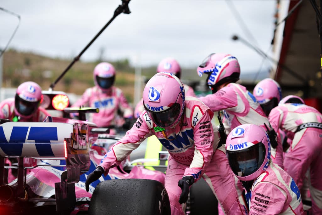 Lewis Hamilton lo hace de nuevo y rompe récord mundial con 92 carreras ganadas en la Formula 1. Se le unen al podio Valtieri Bottas y Max Verstappen. Muy buenas carreras de Charles Leclerc y del mexicano Sergio Pérez, pero la lluvia fue factor importante en este Gran Premio de Portugal.