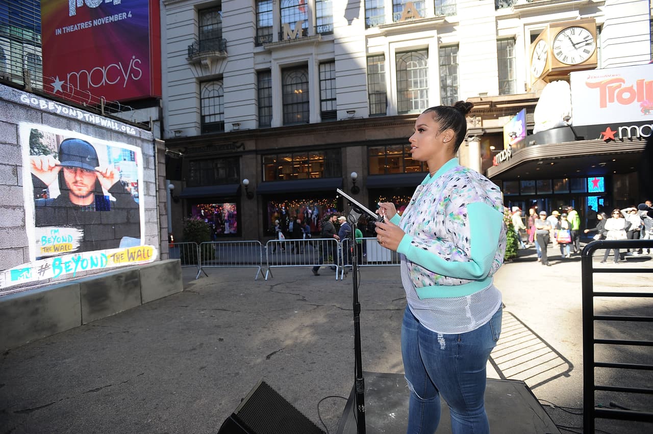 La actriz Dascha Polanco presentó la instalación en Manhattan y aprovechó para invitar a otros a compartir sus historias y soñar con un país unido.