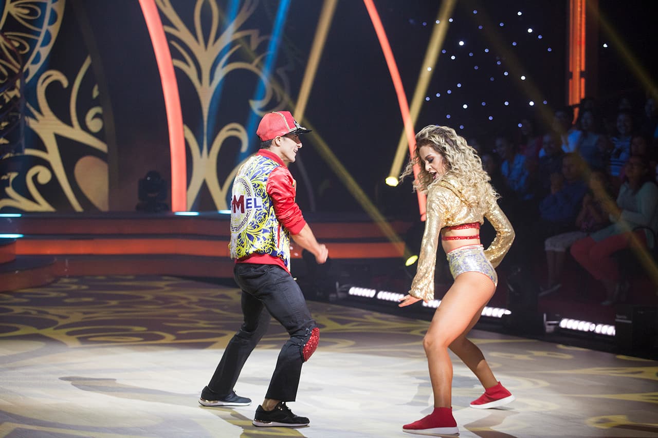 En Mira Quién Baila
<a href="https://www.univision.com/deportes/juegos-olimpicos-rio-2016/rommel-pacheco-la-tercera-es-la-vencida-solo-me-falta-la-medalla-olimpica-video?layoutType=flex"><b>Rommel Pacheco</b></a> cambió la fosa de clavados por la pista de baile, y durante siete capítulos de la sexta temporada del programa
<a href="https://www.univision.com/shows/mira-quien-baila"><b>Mira Quién Baila</b></a> pasó de ser un deportista inexperto en el mundo del baile a llevar el ritmo de la música.